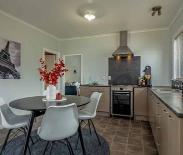 Treasure on Tremaine Avenue! - Photo 3