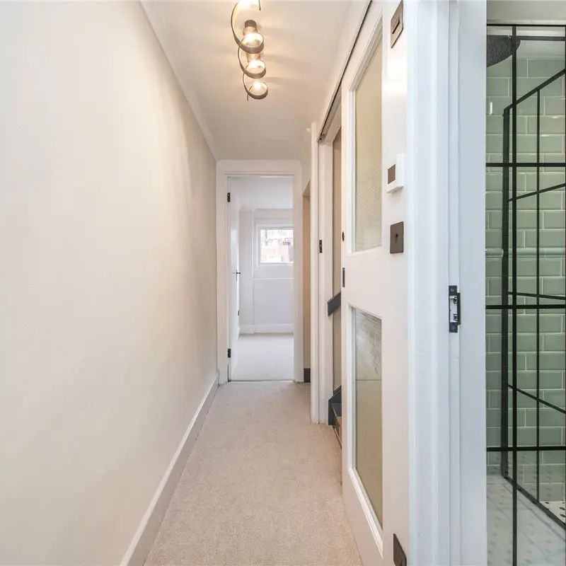 4 bedroom house in Bayswater - Photo 1