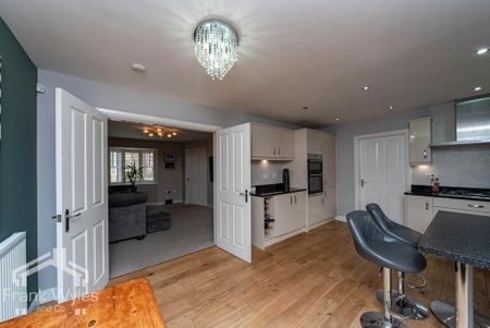 3 bedroom detached house to rent - Photo 2