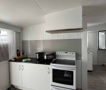 Family home in the heart of Springvale - Photo 1