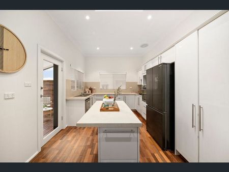 Elegant Mosman Residence in Prestigious Harbour-Side Setting - Photo 4