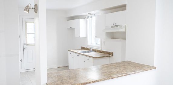 Beau 5 et demi MONTCALM 1550$ CHAUFFÉ STATIONNEMENT INCLUS - Photo 2