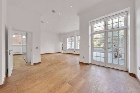 A fantastic 4 bedroom garden apartment in an impressive period conversion. - Photo 2