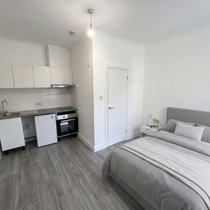 Flat 4, 52 Acton Lane, London NW10 8TU - Photo 1