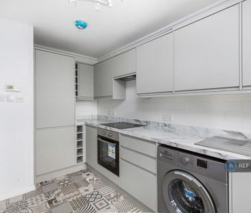 1 bedroom in a flat share to rent - Photo 4