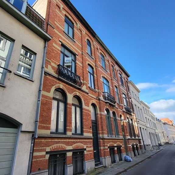 Vernieuwd 1-slaapkamerappartement met Terras te huur in Brugge - Photo 1