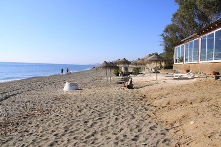 Middle Floor Apartment in Estepona - Photo 2