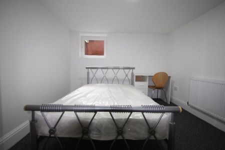 5 bedroom semi-detached house to rent - Photo 2