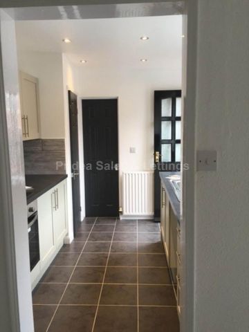 3 bedroom end of terrace house to rent - Photo 2