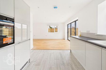 3 bedroom detached bungalow to rent - Photo 2