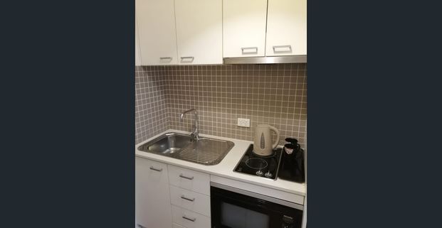 Central location fully furnished self contained studio apartment - Photo 1