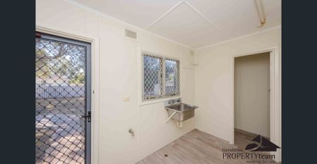 COSY HOME NEAT AS A PIN - Photo 3