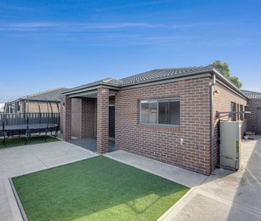 Modern Family Living with Solar panels! - Photo 3