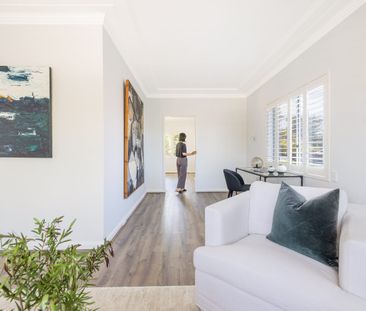 Elevated family home/ City & Water views/ North-facing garden setting - Photo 3