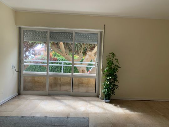 Apartamento T2 sem móveis inserido em condomínio em S. João Estoril - Photo 1