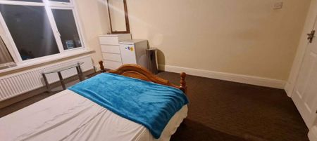 1 bedroom in a house share to rent - Photo 3