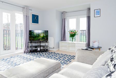 4 Bed Semi-Detached House, Regis Park Road, RG6 - Photo 2