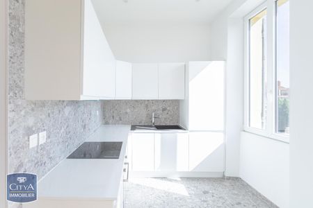 Location Appartement 3 pièces 79m² MARSEILLE 6ème - Photo 3
