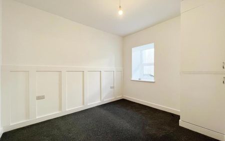 A rare and unique three bedroom apartment that has been fully refurbished to make it a wonderful place to call home! Call NOW to book your viewing! - Photo 2