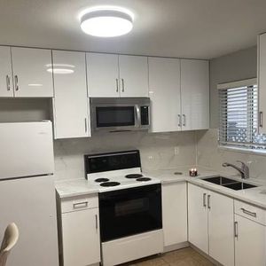 Newly renovated 1 bedroom & 1 bathroom Ground Level suite - Photo 2