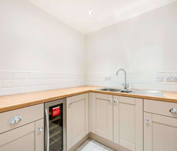 Five bedroom semi detached family home in excellent condition throu... - Photo 6