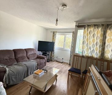 1 bedroom in a flat share to rent - Photo 2