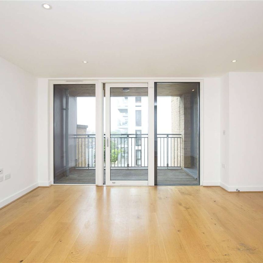 Spacious two bedroom apartment with private outside space in the popular Dalston Square. - Photo 1