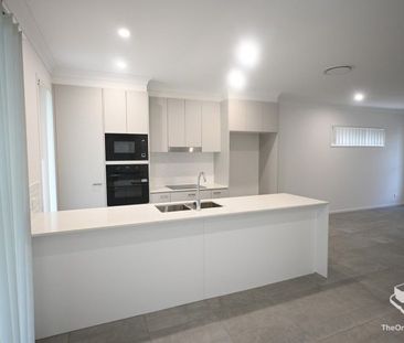 LUXURY 3 BEDROOM TOWNHOUSE - Photo 4