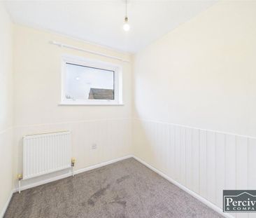 3 bedroom semi-detached house to rent - Photo 4