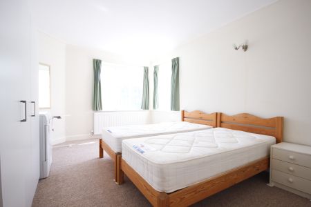 Buckingham House, Monks Drive, London W3 - Photo 3