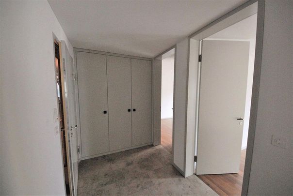 Modern apartment with seating area - Photo 1