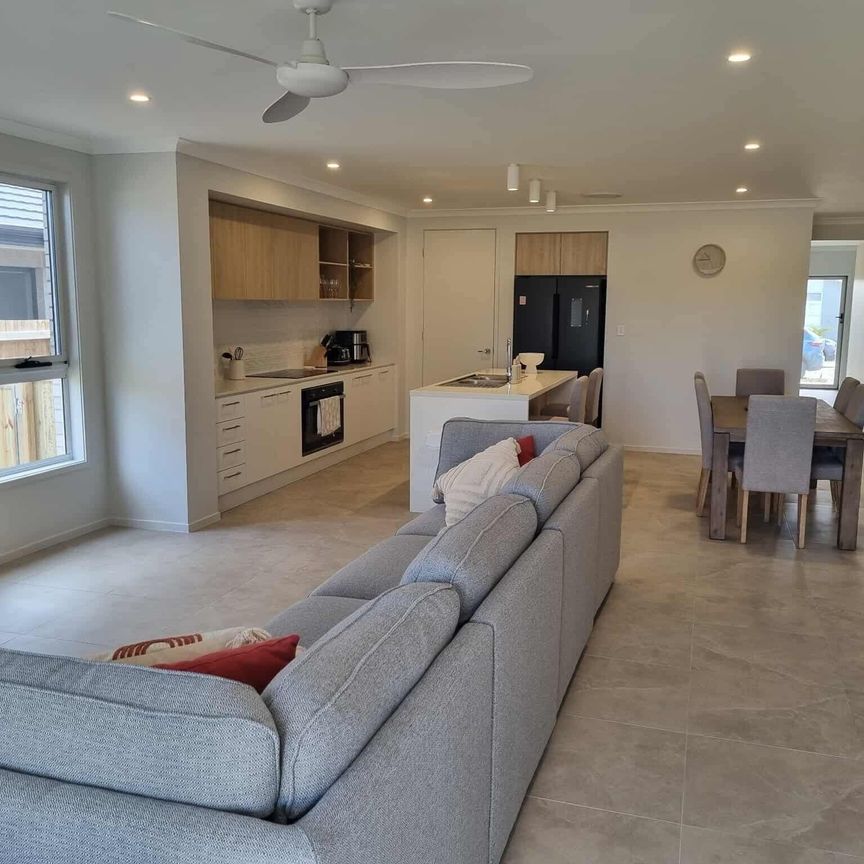 South Maclean - Photo 1