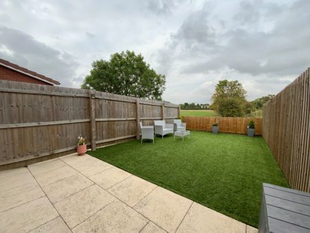 2 bedroom Mid Terraced House to let - Photo 3