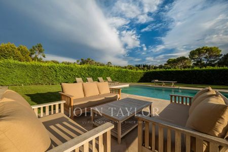 Maison à louer Mougins, Cote d'Azur, France16 500 EUR / Mois - Photo 3