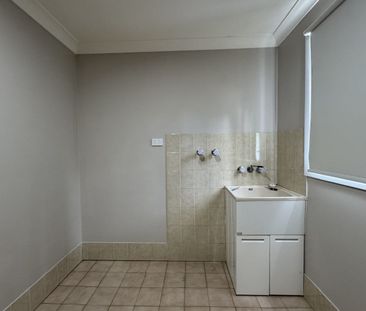 Spacious 3-Bedroom Home with Dual Car Garage! - Photo 1