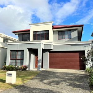 SPACIOUS WATERFRONT FAMILY HOME IN THE HART OF HOPE ISLAND - Photo 2