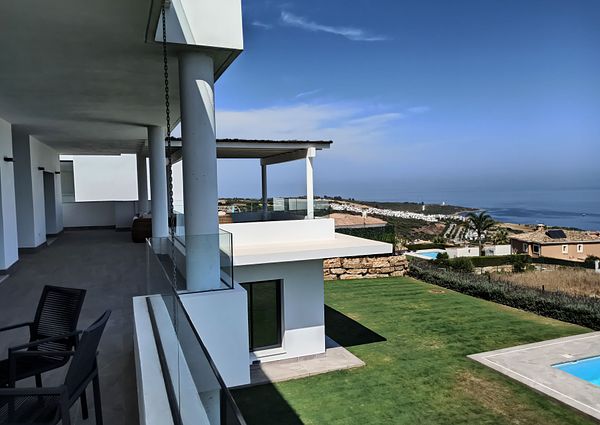 Villa with spectacular sea views for rent in Alcaidesa