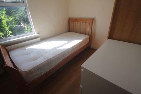 4 bedroom semi-detached house to rent - Photo 4