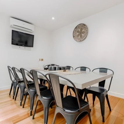 3 People's Room - Photo 1