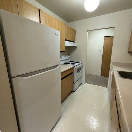 Quiet Top Floor Interior Corner Unit 2 Bed, 1 Bath, Parking, Balcony! - Photo 3