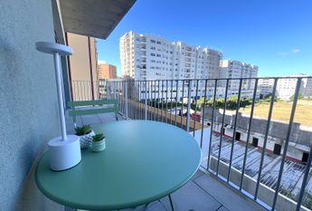 Apartamento T1 para Arrendamento com Varanda e Lugar de Estacionamento em Paranhos