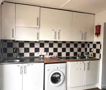 8 bedroom semi-detached house to rent - Photo 4
