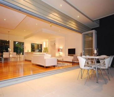 Executive Townhouse in ideal location - Photo 3