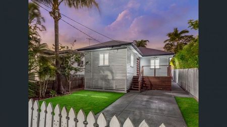 Three Bedroom Home with Swimming Pool! - Photo 2