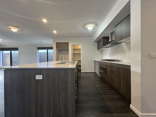 Stylish & Spacious Home Perfect for Family Living! - Photo 1