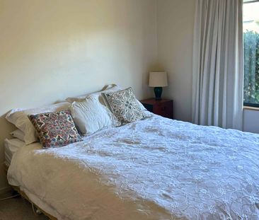 Sunny & Private 3-Bedroom Home - Photo 3