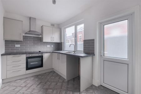 2 bedroom end of terrace house to rent - Photo 5