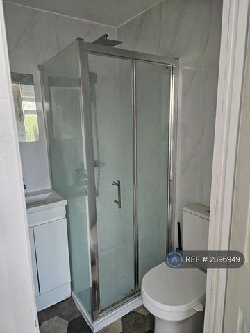 5 bedroom semi-detached house to rent - Photo 2