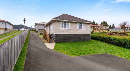 Charming Two-Bedroom Home Available for Rent on Sunset - Photo 3