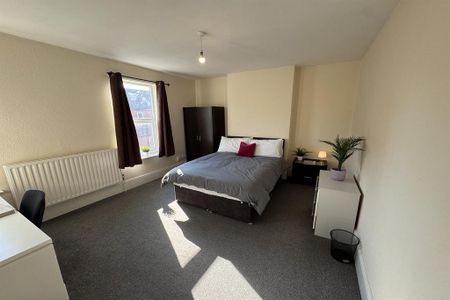 4 bedroom semi-detached house to rent - Photo 4